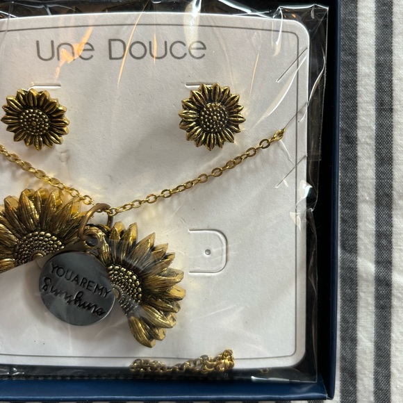 Une Douce Sunflower You Are My Sunshine Pendant Necklace and Earrings Set - Picture 3 of 9